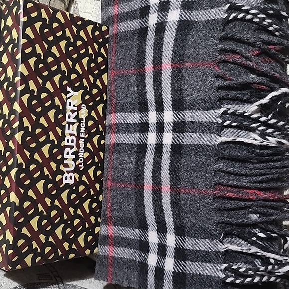 Authentic Burberrys Vintage London LambsWool Scarf Made in England With Box - Picture 3 of 4